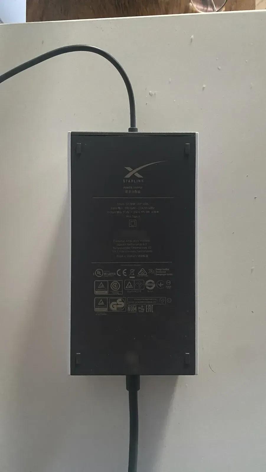 Tabliczka znamionowa zasilacza Starlink: model UTP-232L, wejście 100–240 V, wyjście 57 V i 195 W, IP66